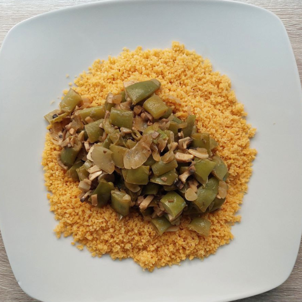 Cuscús con alubias verdes y salsa de cacahuete