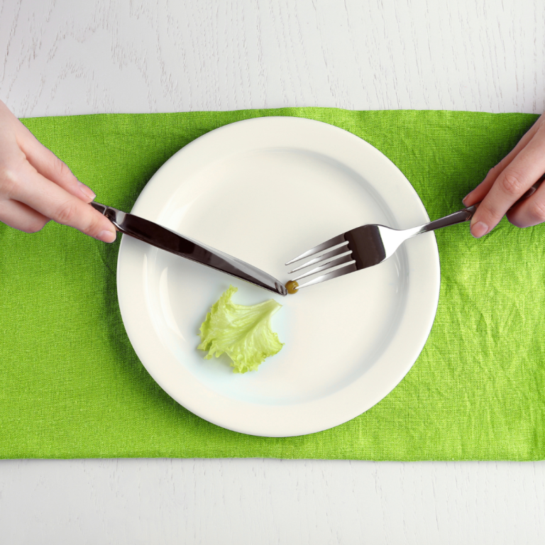 Plato con una lenteja y una hoja de lechuga
