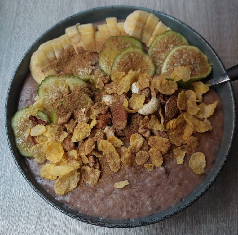 Gachas de avena con plátano, higo y frutos secos