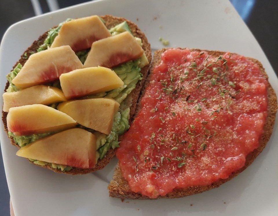 Tostada de aguacate y melocotón y tostada de aceite y tomate